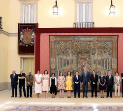 Su Majestad el Rey recibe a los galardonados en la primera edición de los "Premios Archiletras de la Lengua"