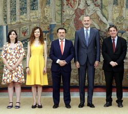 Su Majestad el Rey recibe a los galardonados en la primera edición de los "Premios Archiletras de la Lengua"