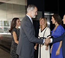 A su llegada, Sus Majestades los Reyes reciben los saludos de las autoridades