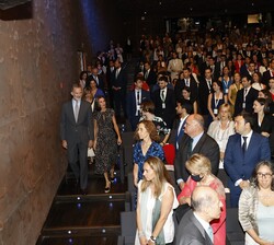 Don Felipe y Doña Letizia se dirigen a ocupar su lugar en el auditorio