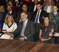 Sus Majestades los Reyes momento antes del inicio del acto