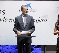 Sus Majestades los Reyes en el escenario durante la entrega de las becas de "La Caixa"