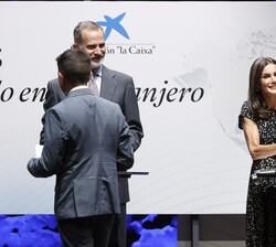 Don Felipe y Doña Letizia felicitan a los universitarios que reciben la beca