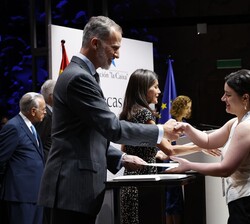Don Felipe y Doña Letizia hacen entrega de las becas de posgrado en el extranjero de la Fundación “la Caixa”