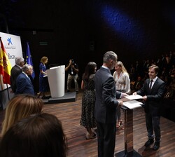 Entrega por parte de Sus Majestades los Reyes de las becas de la Fundación "La Caixa"