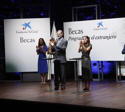 Tras la entrega de las becas, Sus Majestades los Reyes junto a las autoridades felicitan a los becarios con un sonoro aplauso