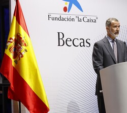 Don Felipe durante su intervención tras la entrega de las becas de posgrado en el extranjero de la Fundación “la Caixa”