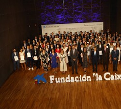Fotografía de grupo de Sus Majestades los Reyes junto a los becarios que acaban de recibir las becas de posgrado en el extranjero de la Fundación &quo