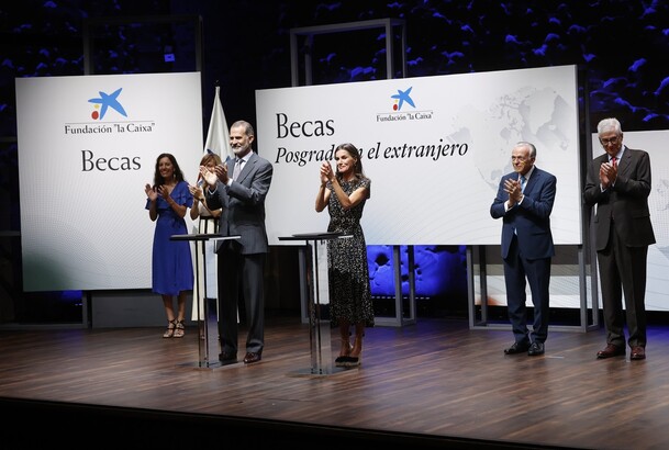 Tras la entrega de las becas, Sus Majestades los Reyes junto a las autoridades felicitan a los becarios con un sonoro aplauso