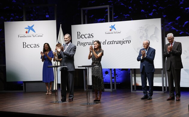 Tras la entrega de las becas, Sus Majestades los Reyes junto a las autoridades felicitan a los becarios con un sonoro aplauso