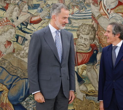 Su Majestad el Rey acompañado del director general del Organismo Internacional de Energía Atómica, Mariano Grossi