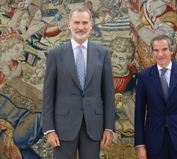 Su Majestad el Rey acompañado del director general del Organismo Internacional de Energía Atómica, Mariano Grossi