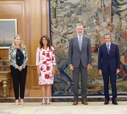 Don Felipe acompañado del director general del OIAE y su asesor diplomático, Mariano Grossi y diego Cándado Laris; la Secretaria de Estado de Asuntos 