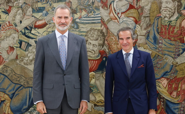 Su Majestad el Rey acompañado del director general del Organismo Internacional de Energía Atómica, Mariano Grossi