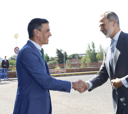 Su Majestad el Rey recibe el saludo a su llegada del presidente del Gobierno, Pedro Sánchez