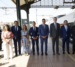 Su Majestad el Rey junto a las autoridades de Castilla y León a su llegada a la estación de Valladolid - Campo Grande