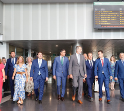 Su Majestad el Rey a su llegada a la estación de Burgos - Rosa Manzano junto con las autoridades locales que le recibieron a su llegada