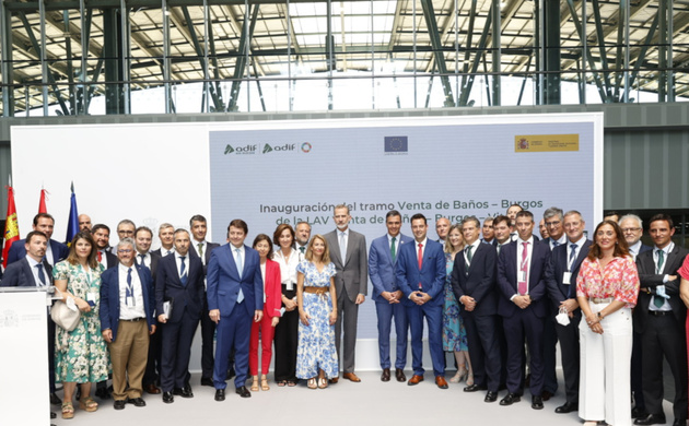 Su Majestad el Rey junto a las autoridades y personalidades asistentes al acto de inauguración