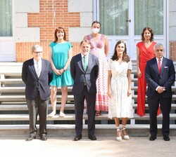 Doña Letizia junto a la representación del diario La Razón asistentes a la audiencia