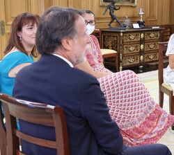 vDoña Letizia atiende durante la audiencia a las explicaciones que realizan los asistentes