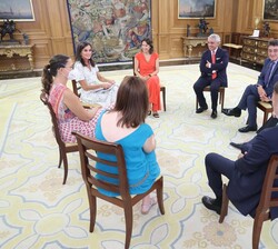 Su Majestad la Reina durante el desarrollo de la audiencia