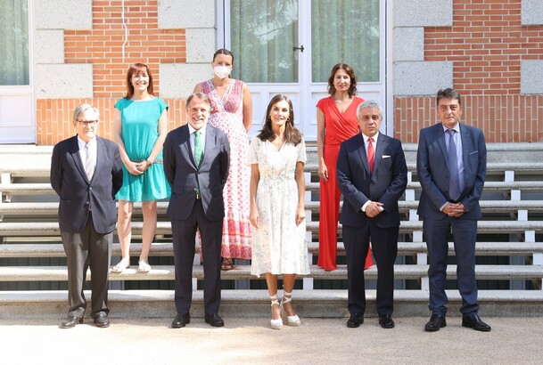 Doña Letizia junto a la representación del diario La Razón asistentes a la audiencia