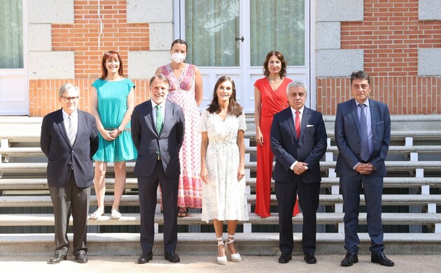 Doña Letizia junto a la representación del diario La Razón asistentes a la audiencia