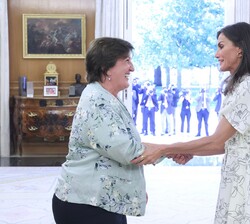 Su Majestad la Reina recibe el saludo de la presidenta de Plena Inclusión, Carmen Laucirica