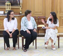 Doña Letizia conversa con los asistentes a la audiencia