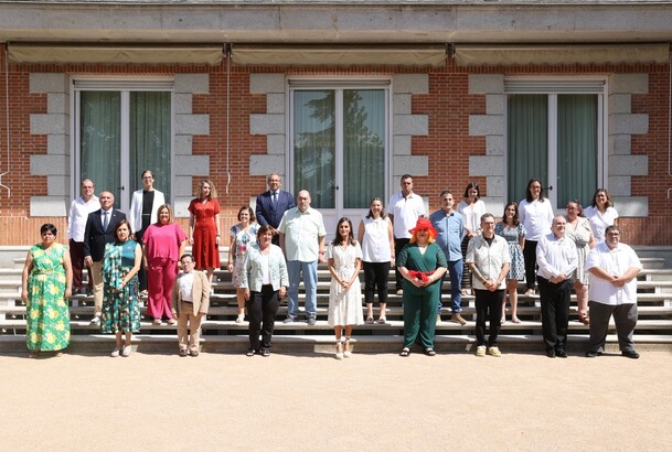 Su Majestad la Reina junto a la representación de la plataforma estatal de Personas con Discapacidad Intelectual o del Desarrollo