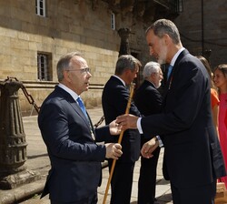 Su Majestad el Rey recibe el bastón de mando de mano del alcalde de Santiago de Compostela, Xosé Antonio Sánchez Bugallo