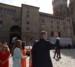 Sus Majestades los Reyes y Sus Altezas Reales la Princesa de Asturias y la Infanta Doña Sofía saludan al público presente en la Plaza del Obradoiro