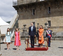 Sus Majestades los Reyes junto a Sus Altezas Reales la Princesa de Asturias y la Infanta Doña Sofía durante la interpretación del Himno Nacional