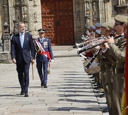 Su Majestad el Rey pasa revista a la formación