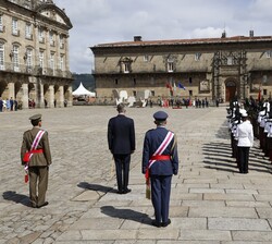 Su Majestad el Rey junto a las autoridades militares tras pasar revista a la formación