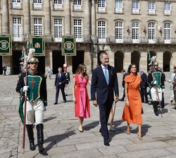 Sus Majestades los Reyes y Sus Altezas Reales la Princesa de Asturias y la Infanta Doña Sofía en la Plaza del Obradoiro se dirigen hacia la Catedral