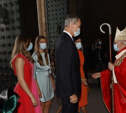 Sus Majestades los Reyes y Sus Altezas Reales la Princesa de Asturias y la Infanta Doña Sofía en el Pórtico de la Gloria donde son recibidos por el Ar