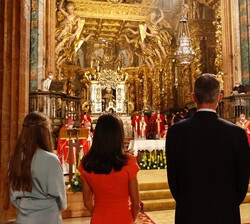 Sus Majestades los Reyes y Sus Altezas Reales la Princesa de Asturias y la Infanta Doña Sofía ocupan su lugar para el inicio del acto religioso