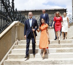 Sus Majestades los Reyes acompañados por las autoridades se dirigen a la Plaza del Obradoiro