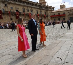 Sus Majestades los Reyes y Sus Altezas Reales la Princesa de Asturias y la Infanta Doña Sofía con los miembros de la Patrulla Acobática de Paracaidism