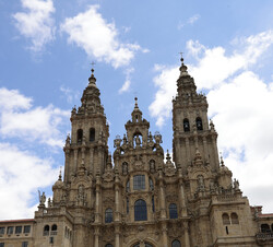 Sus Majestades los Reyes y Sus Altezas Reales la Princesa de Asturias y la Infanta Doña Sofía junto a las autoridades en una fotografía de grupo