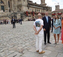 Sus Majestades los Reyes y Sus Altezas Reales la Princesa de Asturias y la Infanta Doña Sofía conversan con Íñigo de la Quadra-Salcedo, responsable de