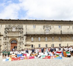 Sus Majestades los Reyes y Sus Altezas Reales la Princesa de Asturias y la Infanta Doña Sofía junto a los expedicionarios de la Ruta Quetzal y su resp
