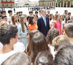 Sus Majestades los Reyes y Sus Altezas Reales la Princesa de Asturias y la Infanta Doña Sofía conversan con los expedicionarios de la Ruta Quetzal