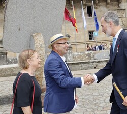 Su Majestad el Rey recibe el saludo del escultor Manuel Paz junto a su obra "Bolboreta"