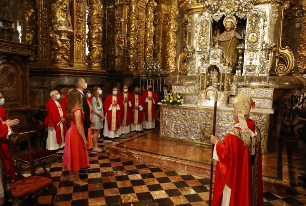 Sus Majestades los Reyes y Sus Altezas Reales la Princesa de Asturias y la Infanta Doña Sofía ante la estatua del Apóstol Santiago