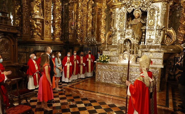 Sus Majestades los Reyes y Sus Altezas Reales la Princesa de Asturias y la Infanta Doña Sofía ante la estatua del Apóstol Santiago