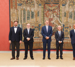 Su Majestad el Rey recibe en audiencia a los autores de la obra "La Jefatura del Estado Parlamentario en el Siglo XXI"