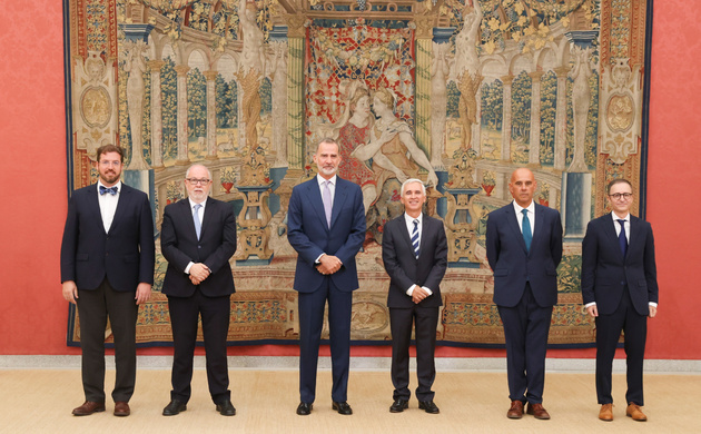 Su Majestad el Rey recibe en audiencia a los autores de la obra "La Jefatura del Estado Parlamentario en el Siglo XXI"