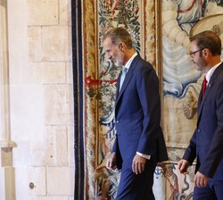 Su Majestad el Rey y el alcalde de Palma, José Francisco Hila se dirigen al despacho para la audiencia